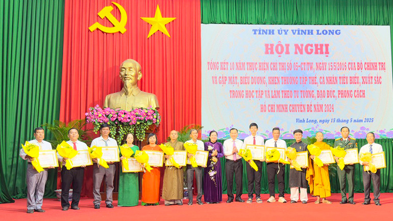 Lãnh đạo tỉnh Vĩnh Long khen thưởng những tập thể và cá nhân điển hình tiên tiến học theo Bác.