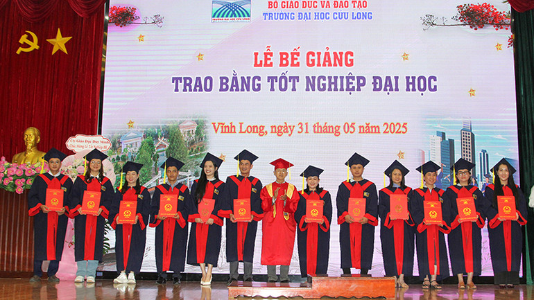 Sinh viên hệ đào tạo từ xa phấn khởi được nhận bằng tốt nghiệp đại học.