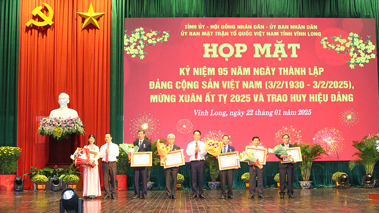 Trao Huân chương Lao động hạng Ba cho các cá nhân có thành tích xuất sắc trong các phong trào thi đua yêu nước. Trao Huân chương Lao động hạng Ba cho các cá nhân có thành tích xuất sắc trong các phong trào thi đua yêu nước.