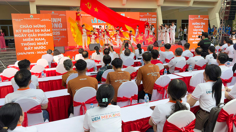 Tiết mục văn nghệ tại lễ khai mạc.