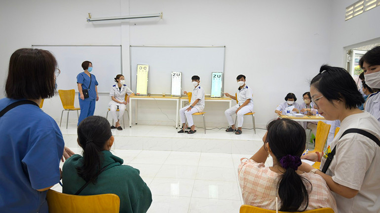 Người dân đang được các bác sĩ khám mắt.