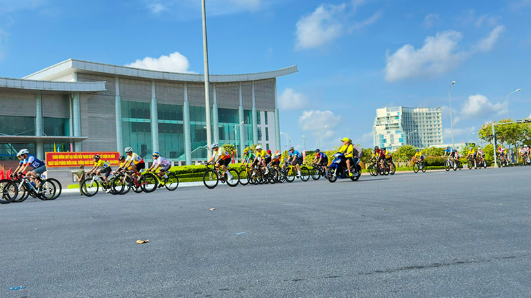 Các vận động viên xe đạp tham gia giải đấu.