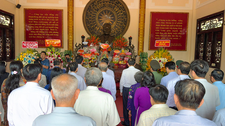 Lễ dâng hương tại Khu lưu niệm Chủ tịch Hội đồng Bộ trưởng Phạm Hùng.