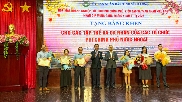 Lãnh đạo tỉnh Vĩnh Long tuyên dương các tổ chức phi chính phủ.