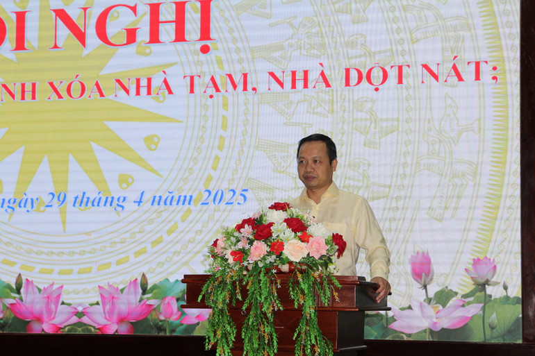 Bí thư Tỉnh ủy Vĩnh Long Trần Tiến Dũng phát biểu tại Hội nghị.