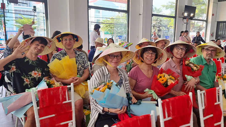 Những vị khách du lịch quốc tế thích thú với những món quà đặc trưng Vĩnh Long.