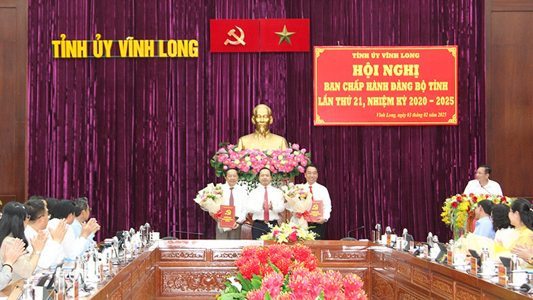 Bí thư Tỉnh ủy Vĩnh Long Trần Tiến Dũng trao Quyết định và hoa chúc mừng thành lập 2 Đảng bộ trực thuộc Tỉnh ủy.