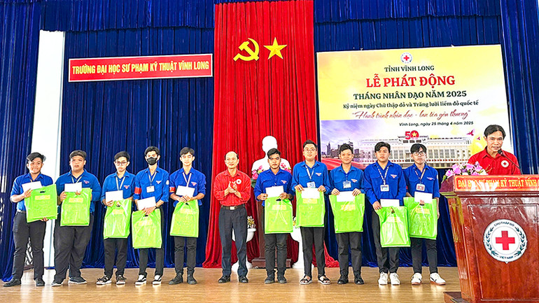 Tặng quà cho sinh viên vượt khó học giỏi.