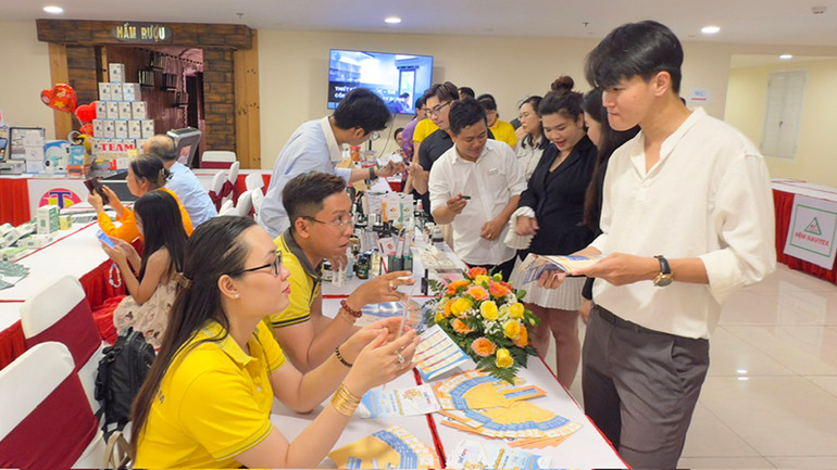 Các đại biểu tham quan gian hàng trưng bày sản phẩm của 3 tỉnh Vĩnh Long, Trà Vinh và Bến Tre.