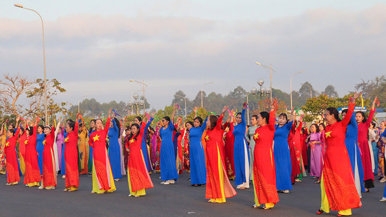 Hơn 400 phụ nữ Vĩnh Long tham gia lễ mítting hưởng ứng Tuần lễ áo dài.