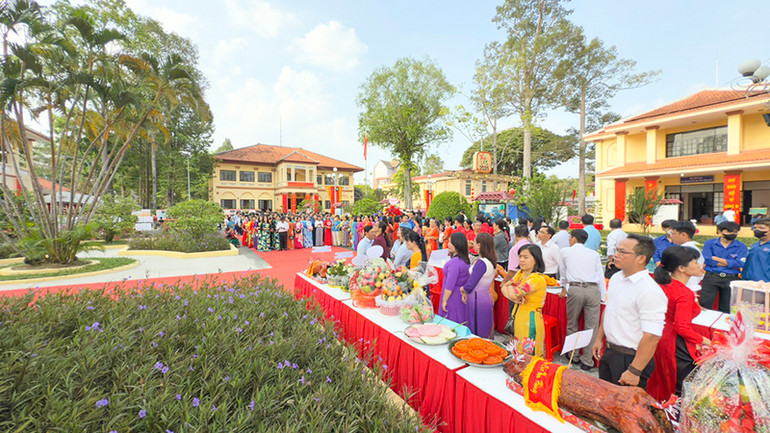Lãnh đạo sở, ngành tỉnh và địa phương dâng lễ vật đến Vua Hùng.