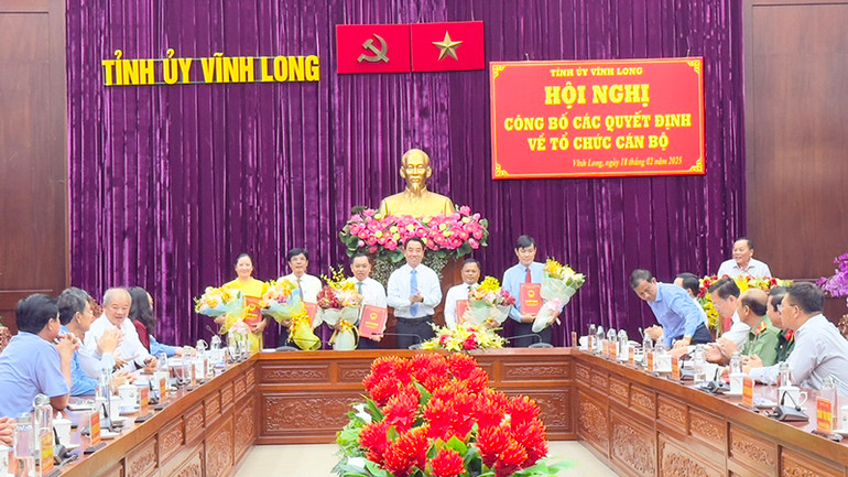 Chủ tịch Ủy ban nhân dân tỉnh Vĩnh Long Lữ Quang Ngời trao quyết định và hoa chúc mừng lãnh đạo các sở, ngành tỉnh vừa nhận nhiệm vụ mới.
