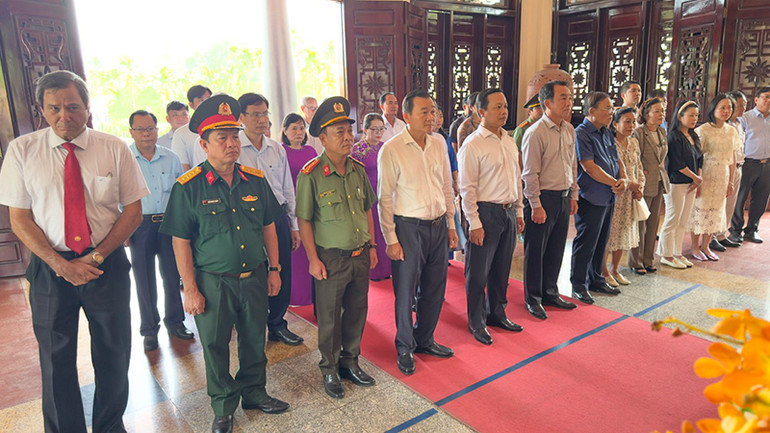 Lãnh đạo tỉnh Vĩnh Long, lãnh đạo các sở, ngành tỉnh cùng chính quyền địa phương và thân nhân gia đình Chủ tịch Hội đồng Bộ trưởng Phạm Hùng chuẩn bị làm lễ dâng hương.