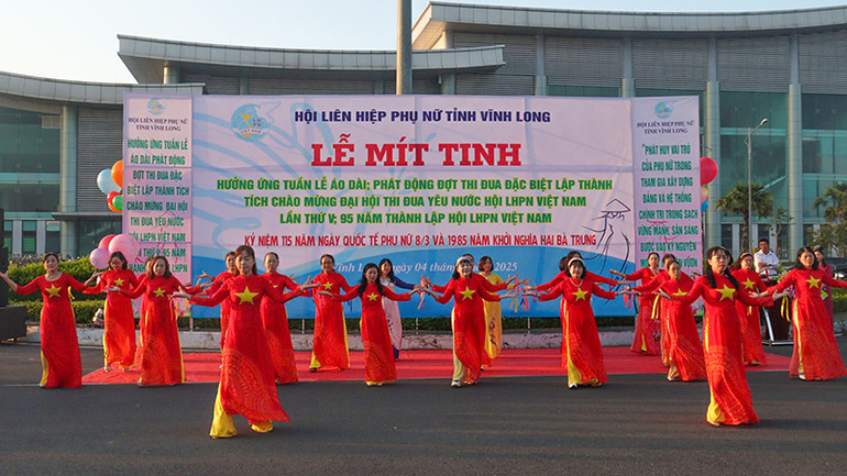 Phụ nữ Vĩnh Long đồng diễn áo dài múa dân vũ.