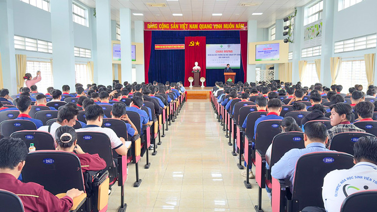 Quang cảnh buổi gặp mặt, trao đổi và ký kết hợp tác.