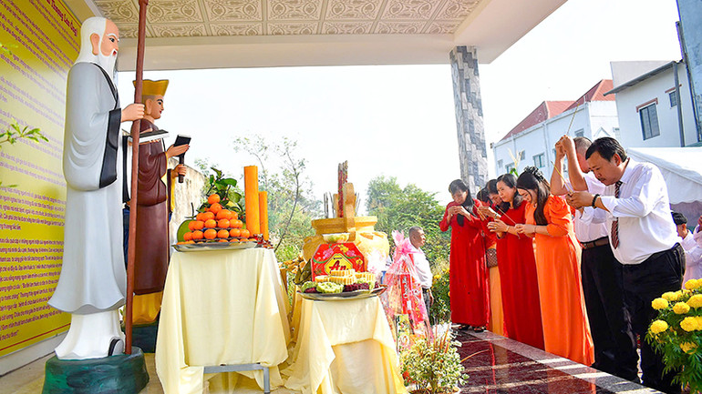 Đại biểu dâng hương.