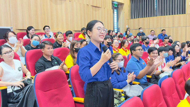 Sinh viên Trường đại học Cửu Long giao lưu với các cựu chiến binh