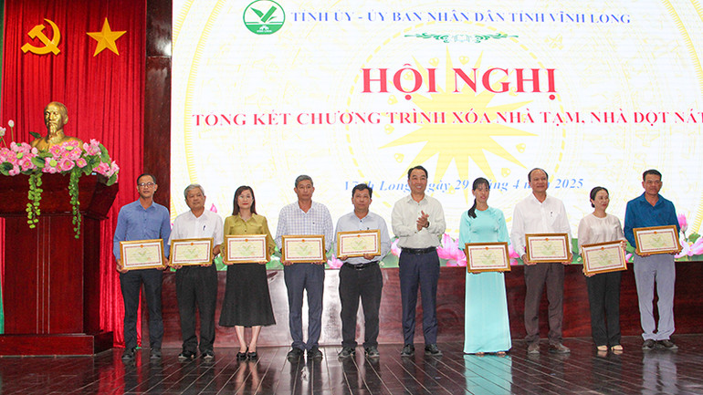 Lãnh đạo tỉnh trao Bằng khen.