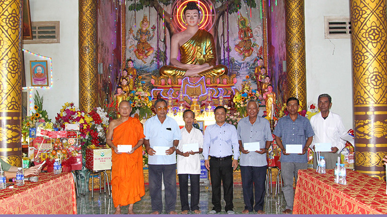 Tặng quà cho đồng bào Khmer nhân dịp Tết Chôl Chnăm Thmây.