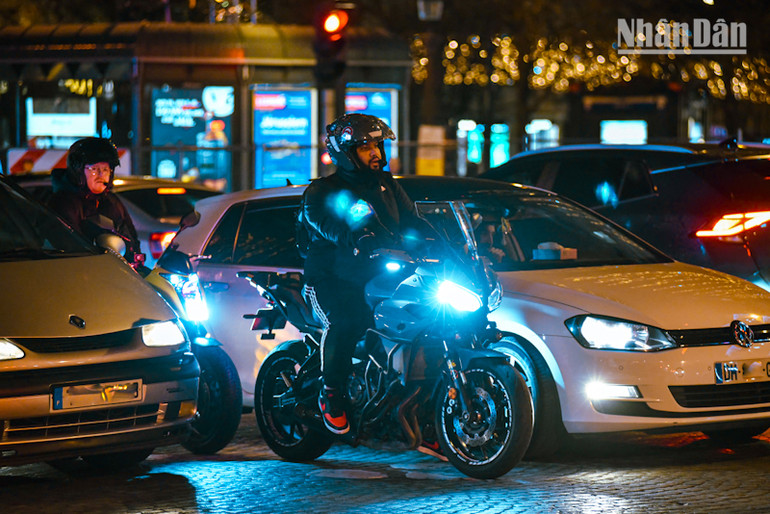 Việc kiểm soát tiếng ồn từ ống xả của mô-tô, xe gắn máy tại Pháp là một quy định quan trọng nhằm bảo đảm chất lượng cuộc sống của người dân và bảo vệ môi trường. (Ảnh: MINH DUY)