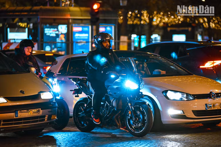 Việc kiểm soát tiếng ồn từ ống xả của mô-tô, xe gắn máy tại Pháp là một quy định quan trọng nhằm bảo đảm chất lượng cuộc sống của người dân và bảo vệ môi trường. (Ảnh: MINH DUY)