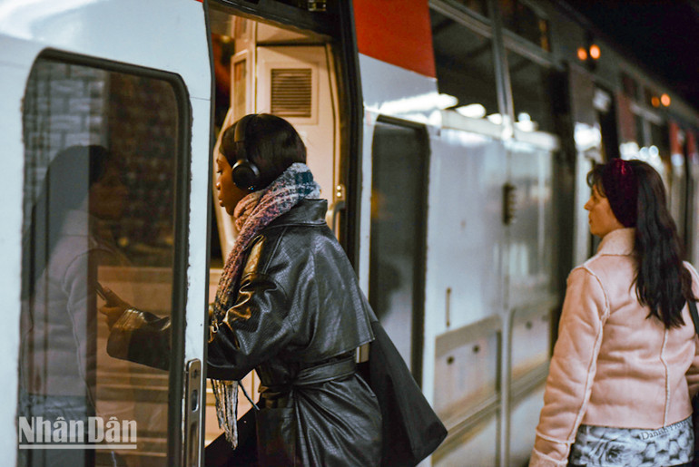 Tàu điện là giải pháp hiệu quả và thân thiện với môi trường. Tuy nhiên, việc giảm thiểu tiếng ồn mà nó gây ra là một thách thức lớn, đặc biệt đối với những người dân sinh sống gần các tuyến đường sắt. (Ảnh: MINH DUY)