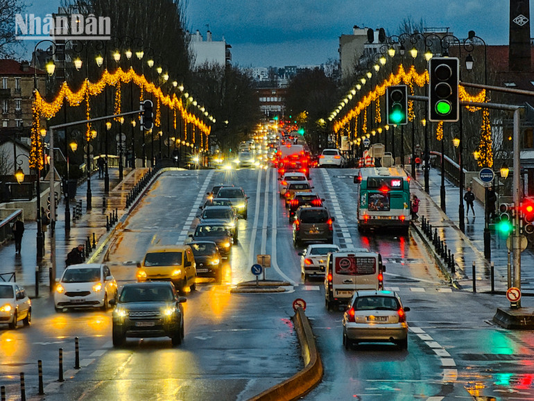 Việc sửa chữa và nâng cấp các con đường, bảo đảm mặt đường bằng phẳng và phủ lớp chống ồn cũng là một yếu tố quan trọng công tác phòng chống ô nhiễm tiếng ồn. (Ảnh: MINH DUY)