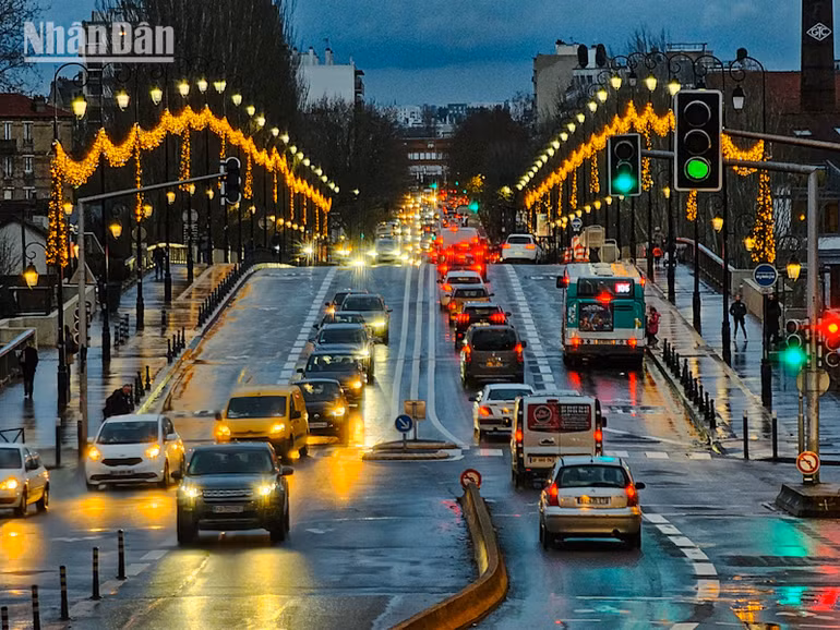 Việc sửa chữa và nâng cấp các con đường, bảo đảm mặt đường bằng phẳng và phủ lớp chống ồn cũng là một yếu tố quan trọng công tác phòng chống ô nhiễm tiếng ồn. (Ảnh: MINH DUY)