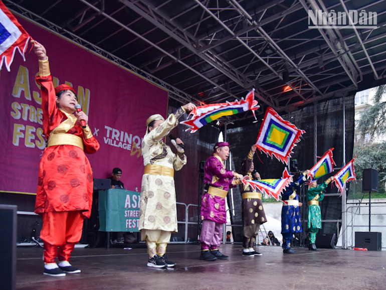 Khúc hát mang niềm tự hào dân tộc của các nghệ sĩ Câu lạc bộ Tiếng tơ đồng. (Ảnh: MINH DUY)