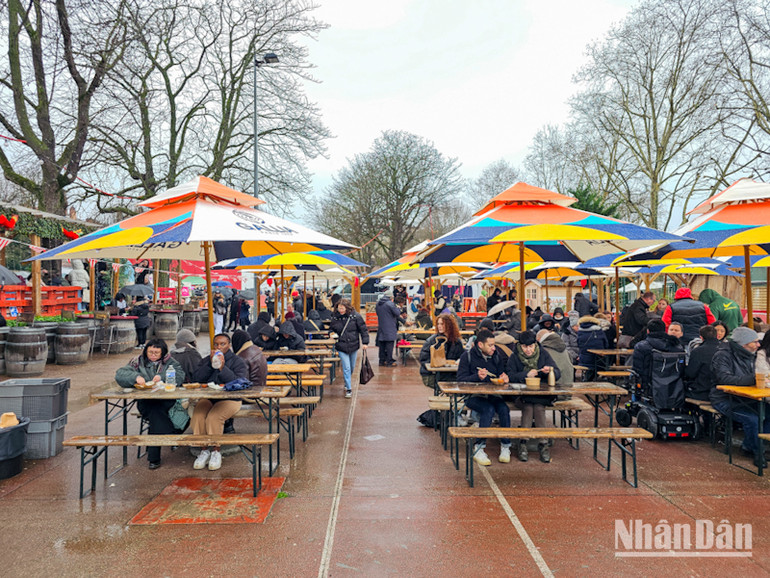 Lễ hội Ẩm thực đường phố châu Á 2025 thu hút đông đảo người dân địa phương và bạn bè quốc tế dù điều kiện thời tiết có nhiều khó khăn. (Ảnh: KHẢI HOÀN)