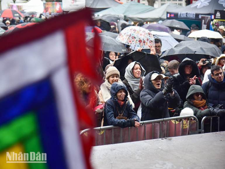 Dưới cơn mưa là những tràng pháo tay ủng hộ nhiệt tình của khán giả cho các nghệ sĩ. (Ảnh: MINH DUY)