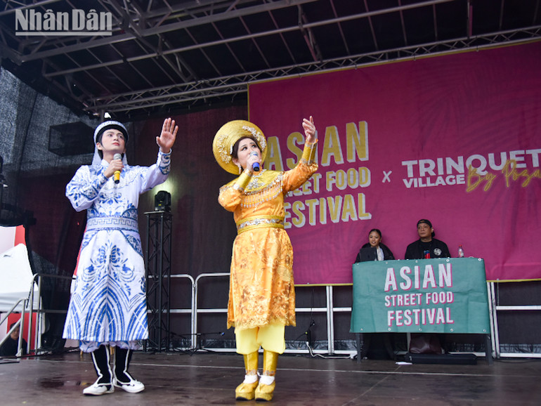 Câu lạc bộ Tiếng tơ đồng quy tụ nhiều thành viên đam mê âm nhạc dân gian đến từ mọi lứa tuổi. (Ảnh: MINH DUY)