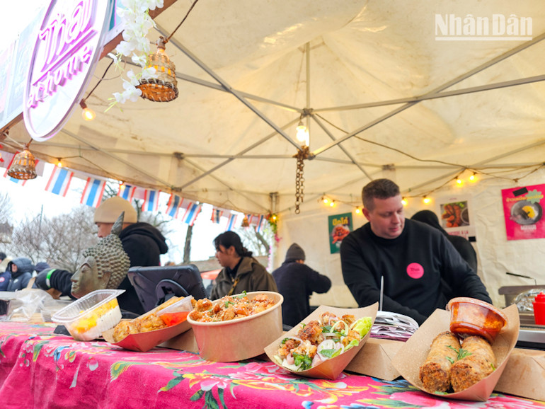 Các món ăn truyền thống của mỗi vùng đất châu Á đều mang lại những trải nghiệm khó quên cho khách tham quan. (Ảnh: KHẢI HOÀN)