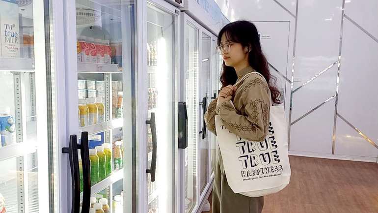 Chiếc túi vải canvas (có thể sử dụng nhiều lần, thay cho túi nilon dùng 1 lần) mà Tập đoàn TH tặng khách hàng khi tham gia chương trình “Thu gom vỏ hộp, lan tỏa sống xanh” đã trở thành vật dụng yêu thích của Khuê Anh. Chiếc túi vải canvas (có thể sử dụng nhiều lần, thay cho túi nilon dùng 1 lần) mà Tập đoàn TH tặng khách hàng khi tham gia chương trình “Thu gom vỏ hộp, lan tỏa sống xanh” đã trở thành vật dụng yêu thích của Khuê Anh.