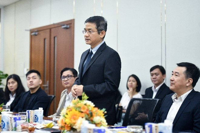 Ông Nguyễn Quang Trí, Giám đốc Điều hành Vinamilk, phát biểu về những định hướng cho hợp tác chiến lược trong buổi lễ kí kết. (Ảnh: Vi Nam) Ông Nguyễn Quang Trí, Giám đốc Điều hành Vinamilk, phát biểu về những định hướng cho hợp tác chiến lược trong buổi lễ kí kết. (Ảnh: Vi Nam)