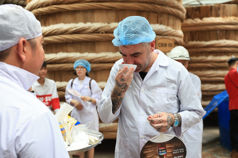 Khách tham quan thử từng giọt nước mắm ngay tại nhà thùng nước mắm Masan Phú Quốc.