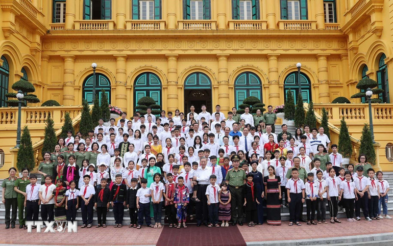 Chủ tịch nước Tô Lâm với các đại biểu.