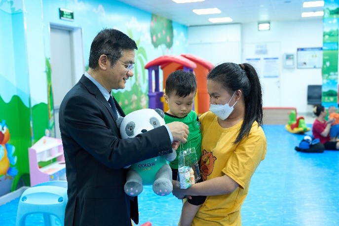 Ông Nguyễn Quang Trí, Giám đốc Điều hành Vinamilk, tặng quà cho các gia đình, các bé đến tiêm ngừa tại Trung tâm VNVC trong ngày ký kết hợp tác. (Ảnh: Vi Nam) Ông Nguyễn Quang Trí, Giám đốc Điều hành Vinamilk, tặng quà cho các gia đình, các bé đến tiêm ngừa tại Trung tâm VNVC trong ngày ký kết hợp tác. (Ảnh: Vi Nam)