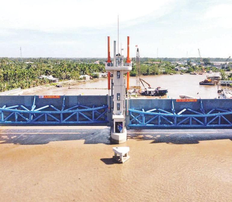 Công trình cống âu thuyền Rạch Mọp trị giá hơn 500 tỷ đồng vừa được đưa vào hoạt động hiệu quả tại tỉnh Sóc Trăng. Công trình cống âu thuyền Rạch Mọp trị giá hơn 500 tỷ đồng vừa được đưa vào hoạt động hiệu quả tại tỉnh Sóc Trăng.