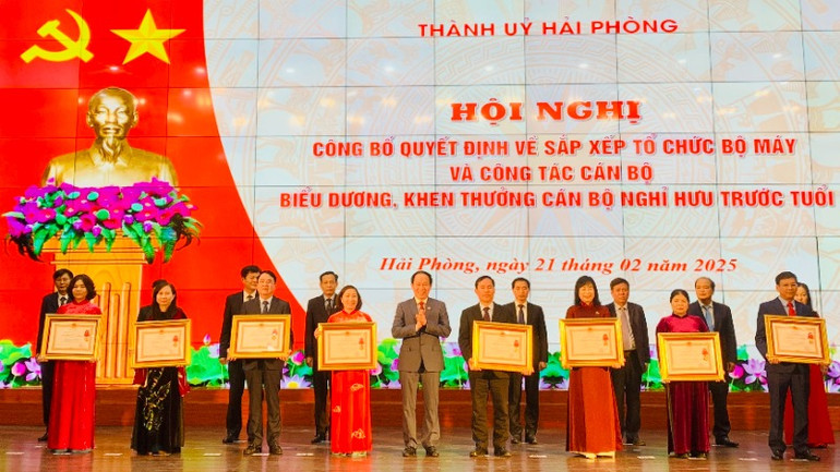 Trao Huân chương Lao động của Chủ tịch Nước tặng các cán bộ có thành tích xuất sắc.