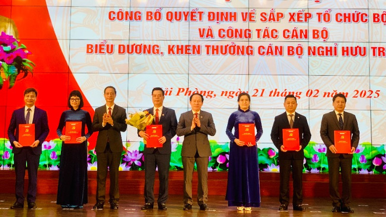 Lãnh đạo Thành ủy Hải Phòng trao quyết định thành lập Ban Tuyên giáo và Dân vận Thành ủy; quyết định bổ nhiệm lãnh đạo ban