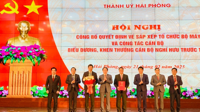 Bí thư Thành ủy Hải Phòng trao Quyết định thành lập Đảng bộ Ủy ban nhân dân thành phố trực thuộc Thành ủy Hải Phòng.