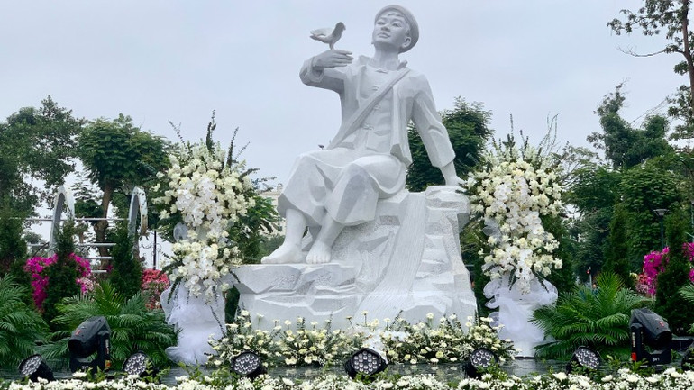 Tượng đài Anh hùng liệt sĩ Kim Đồng tại vườn hoa Kim Đồng (Hải Phòng).