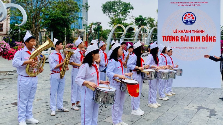 Đội nghi lễ Nhà thiếu nhi thành phố Hải Phòng trong lễ khánh thành tượng đài.