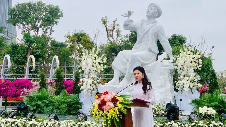 Giám đốc Sở Văn hóa và Thể thao Hải Phòng Trần Thị Hoàng Mai phát biểu tại lễ khánh thành tượng đài.