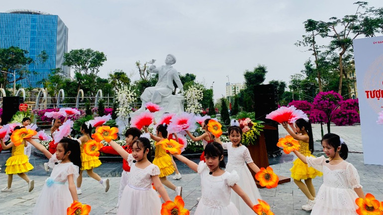 Các cháu nhi đồng biểu diễn văn nghệ tại khu vực tượng đài Kim Đồng.