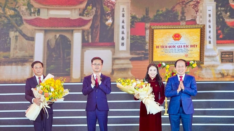 Ủy viên Trung ương Đảng, Bí thư Thành ủy Hải Phòng Lê Tiến Châu tặng hoa chúc mừng lãnh đạo quận Hải An.