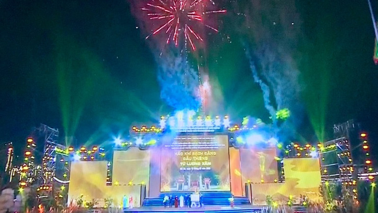 Chương trình nghệ thuật tưng bừng tại Lễ hội Từ Lương Xâm.