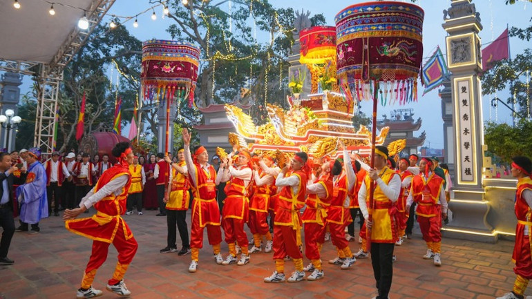 Rước kiệu trong lễ hội.