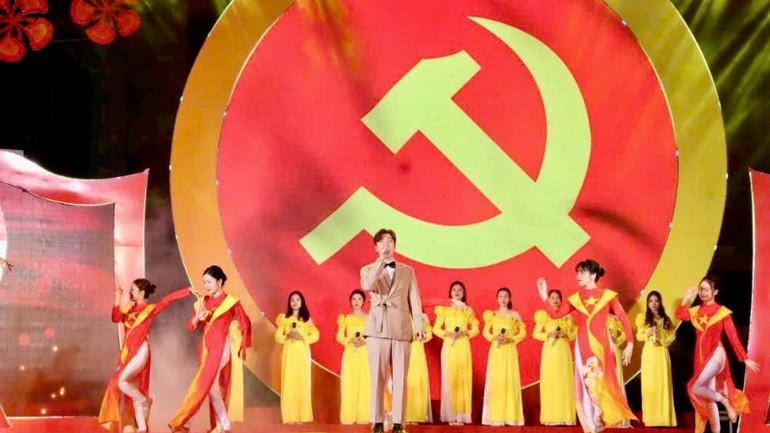 Một tiết mục ca ngợi Đảng trong chương trình nghệ thuật.